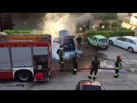 auto in fiamme