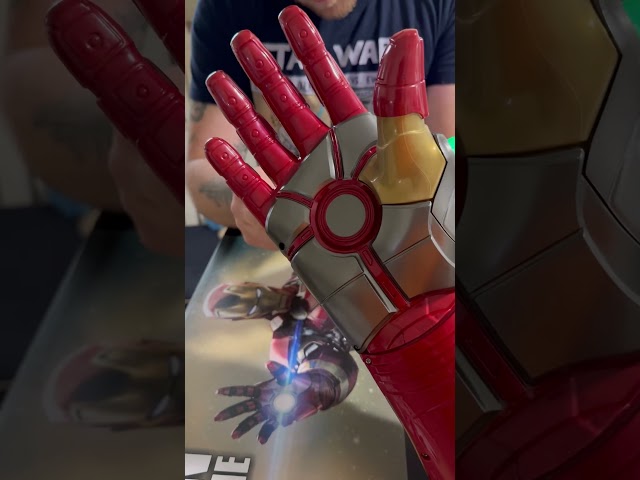 Vídeo relacionado con Iron man Infinity Gauntlet, Iron Man Glove LED with Removable Magnet Infinity Stones-3 Flash Modes Halloween Cosplay Props