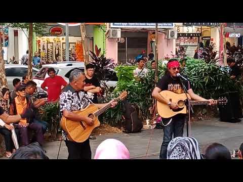Dia pencipta lagu ni... Selamat Malam Rohingya