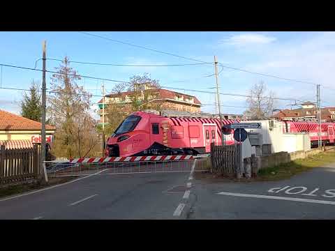 Passaggio a livello Visone (AL) - Treno Pop rosa Giro d'Italia - Level crossing - Bahnübergang