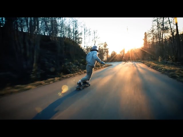 Bernardo Iandelli in discesa su longboard lungo una strada al tramonto
