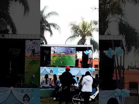 Sufriendo y alentando a la selección argentina en la plaza de El Chañar - Tucumán