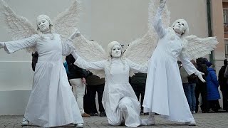 Olympiafans feiern Italiens bunten Karneval in Cortina
