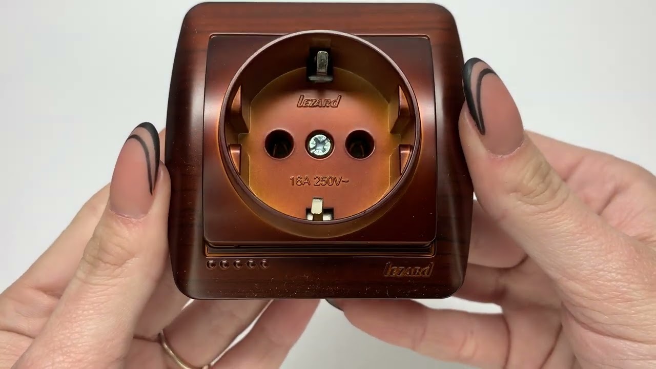 Розетка накладная одинарная с/з LEZARD Demet античный кедр IP20 711-0400-122