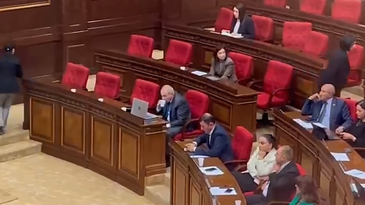 Շշերը հավաքել են, Փաշինյանին ջուր են մատակարարում դրսից