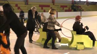 preview picture of video 'Découvrez l'activité handiglisse à la patinoire de Niort'