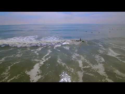 Nā kiʻi drone mai Ventnor Pier me nā nalu maikaʻi