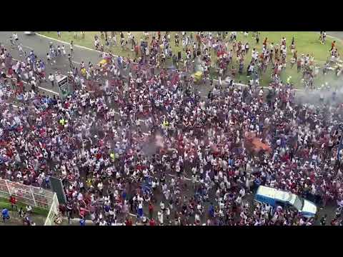 Que espetáculo de festa a torcida do #Bahia fez neste sábado na chegada do ônibus #Arena Fonte Nova.