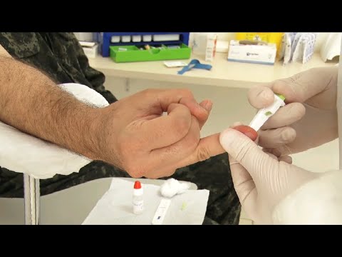 Policiais realizam testes rápido para detectar Covid-19