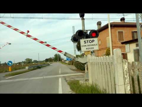 Passaggio a livello zona Fossanova San Marco / Italian level crossing