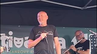 Video Darrell Standing - Festival na ulici 2025 - Dětské šaty