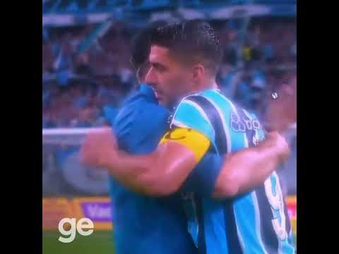 "DESPEDIDA DE LUIS SUÁREZ E HOMENAGEM DA TORCIDA DO GRÊMIO | #shorts | ge.globo" Barra: Geral do Grêmio &bull; Club: Grêmio