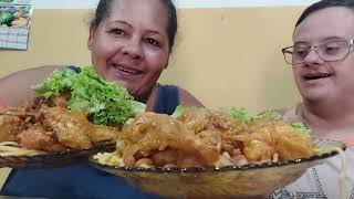 COMENDO ENSOPADO DE GALINHA PÉ ASA PESCOÇO MACARRÃO FEIJÃO BATATINHA FARINHA E ALFACE DELÍCIA ALMOÇO