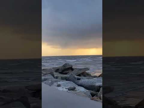 Cutest Amal Muneeb enjoying on beach #amalmuneeb #aimankhan #aimanmuneeb