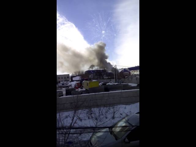 Видео: В Уфе горит склад с фейерверками