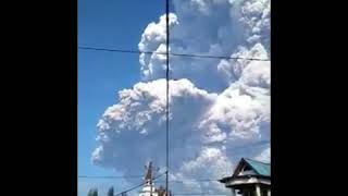 preview picture of video 'Letusan Dahsyat Erupsi gunung Sinabung || Tampak Dari Dua Lokasi Di Kota Kabanjahe'