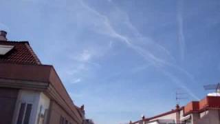 preview picture of video 'Chemtrails over Puenteareas (Spain) Before the Corpus Christi Holiday and Carpet Festivity 2010'