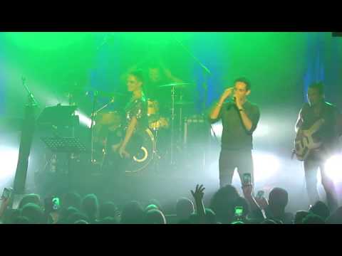 עברי לידר ומארינה מקסימיליאן-בחולצת פסים