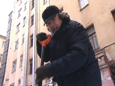 "Митёк" Дмитрий Шагин убирает двор вместо дворников