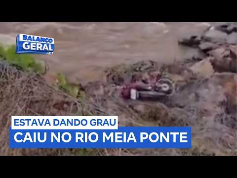 Jovem dá ‘grau’ em moto, cai de ponte e é levado pela água