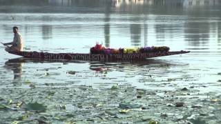 preview picture of video 'A flower seller at Dal Lake in Srinigar'