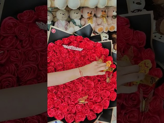 Vídeo relacionado con Rosa Eterna Real,Flores Natural Preservada,Rosa Roja Hecha a Mano Caja Regalo Románticos para Ella Día de la Madre Día de San Valentín Navidad Esposa Mujeres Abuela Cumpleaños Regalo Aniversario