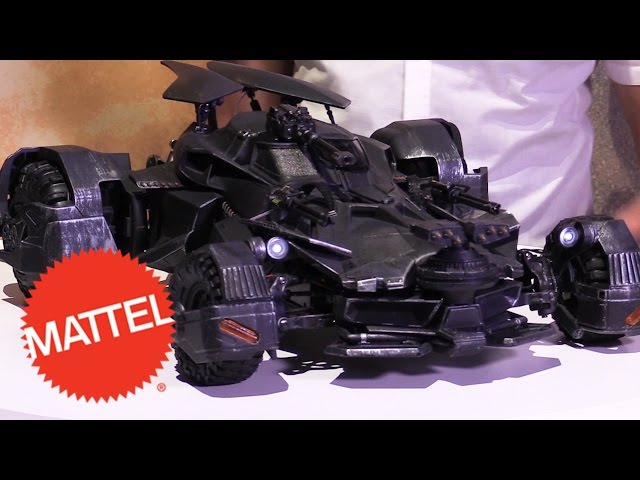 Video Teaser für JUSTICE LEAGUE Elite-Tek BATMOBILE Comes to Life at New York Toy Fair 2017 | Mattel