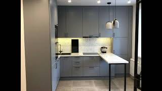 Неоклассическая угловая серая кухня со стойкой Проект 47 фото 3