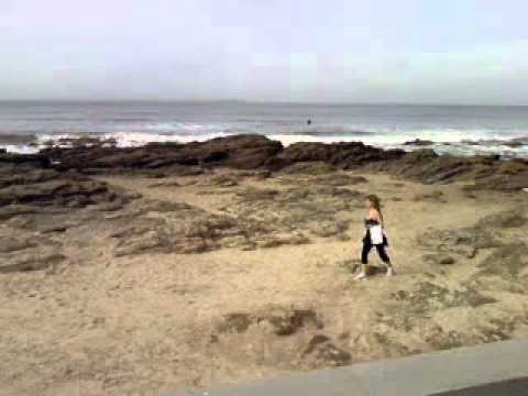 graciela alfano caminando por la playa de punta del este