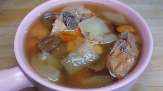 Download the video "妈妈最喜欢煲的老黄瓜汤🥒清热解暑，营养又健康，做法简单容易💯👍🏻Mother's favorite cooking old cucumber soup 🥒 clears heat, delicious"