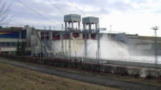 preview picture of video 'Plavinu Dam's artificial waterfall in Aizkraukle (Pļaviņu HES), Latvia'