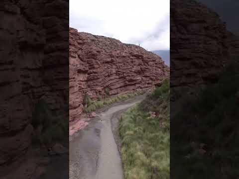 Entrando donde las montañas se cierran.  🏜️  Un vuelo entre las paredes del cañón de La Poma, Salta