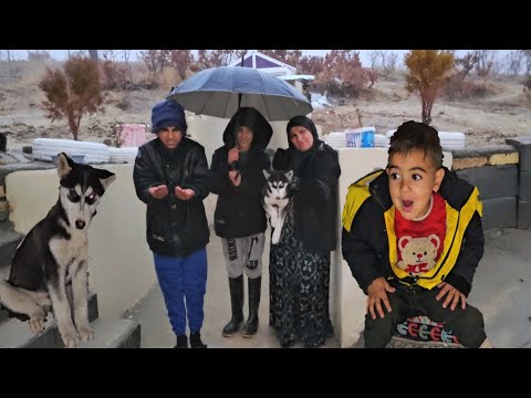 Një ditë malore me stuhi: Si një familje nomade lufton të ftohtin së bashku”