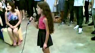 Emilyn Mendes - cantando Lugar Santo / Bruna Karla