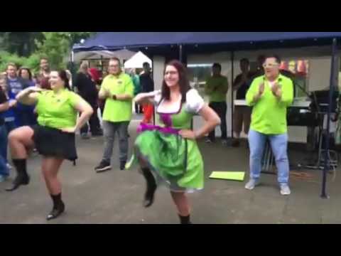 Erster Auftritt unserer Hopfenprinzessin mit ihrem Hopfenteam der Karnevalsgesellschaft Zomkhosi