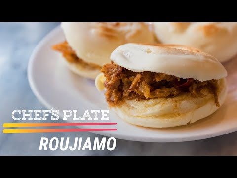 這款 "中式漢堡 "內含多汁豬腩肉 (This 'Chinese Hamburger' Is Filled With Juicy Pork Belly)