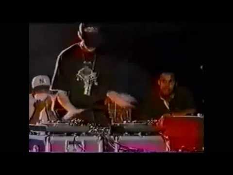 Dj Noize creates one of the best moments in Dj Battle history............