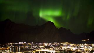 preview picture of video 'The Northern Light above Svolvær city, Lofoten, Norway.'