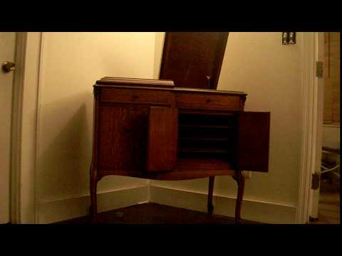 Victrola VV-220 playing "Typhoon" 78