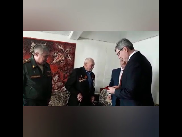 Вручение юбилейной медали к 75-летию Великой Победы Вениамину Петрову из поселка имени Кирова
