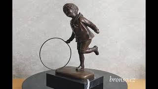 Chlapec s obručí – bronzová socha, ručně vyrobená umělecká dekorace do interiéru