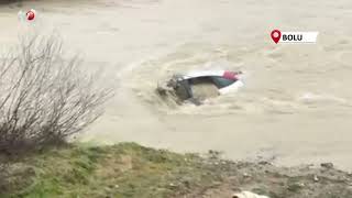 Sürücü Kıyıya Çıktı, Otomobil Suda Kaldı Vatandaşlar Halatla Müdahale Etti