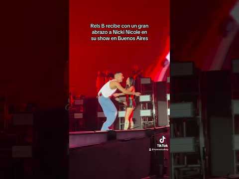 Rels B recibe a Nicki Nicole en el escenario con un gran abrazo