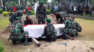 Download lagu ISAK TANGIS IRINGI PEMAKAMAN PRATU ANUMERTA GINANJAR mp3