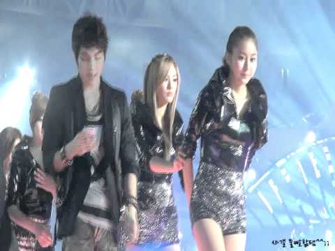 [fancam] 111231 SHINee Jonghyun selca with CNBlue Jonghyun + take photos of fans @ мвс Gayo