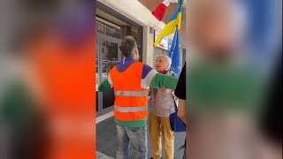 Bologna, il manifestante con la bandiera dell'Ucraina allontanato dal corteo