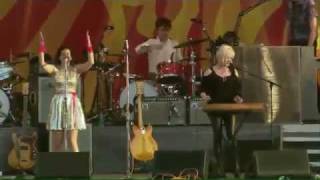 The Arcade Fire & Cyndi Lauper: Sprawl II (Live@New Orleans Jazz Festival 2011)