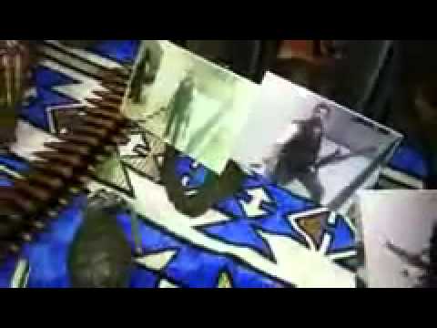 المقدم حسين الضماد والقائد أحمد الرشيد داخل منزل أحد الشبيحة بعد مداهمته ورصد للأسلحة التي كانت موجودة داخل المنزل