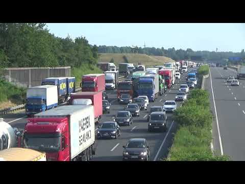 LKW Stau auf 3 Spuren auf der A 1 bei Kamen Teil 2