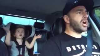 Kleines Kind singt mit ihren Vater im Auto